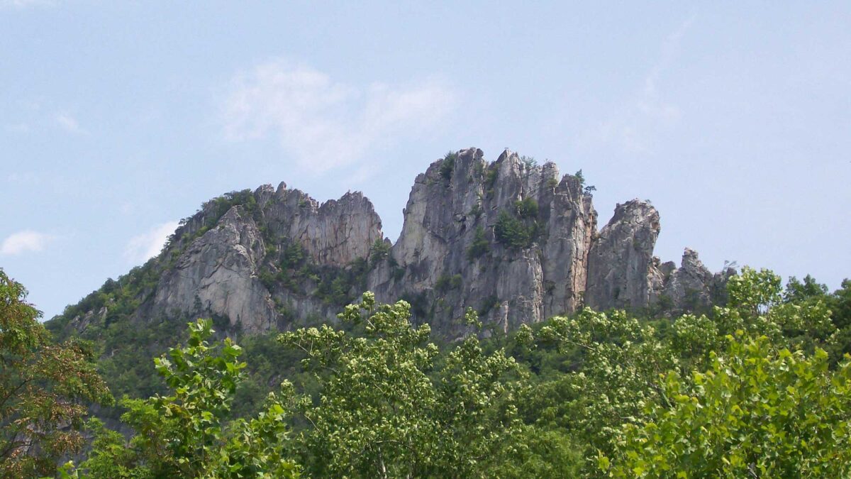 Photograph of the Seneca Rocks formation in eastern West Virginia.