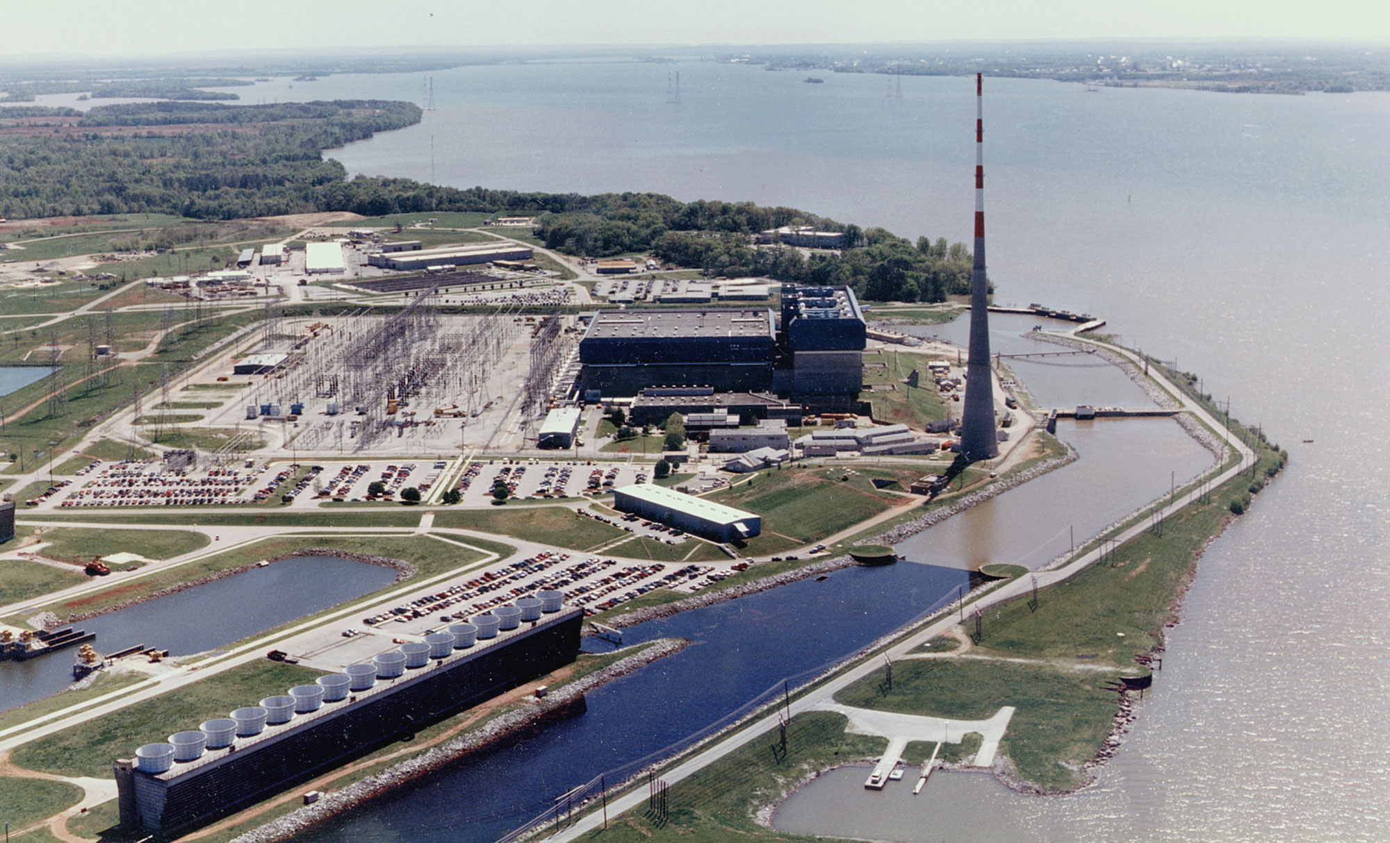 Photograph of the Browns Ferry Nuclear Power Plant on the Tennessee River.