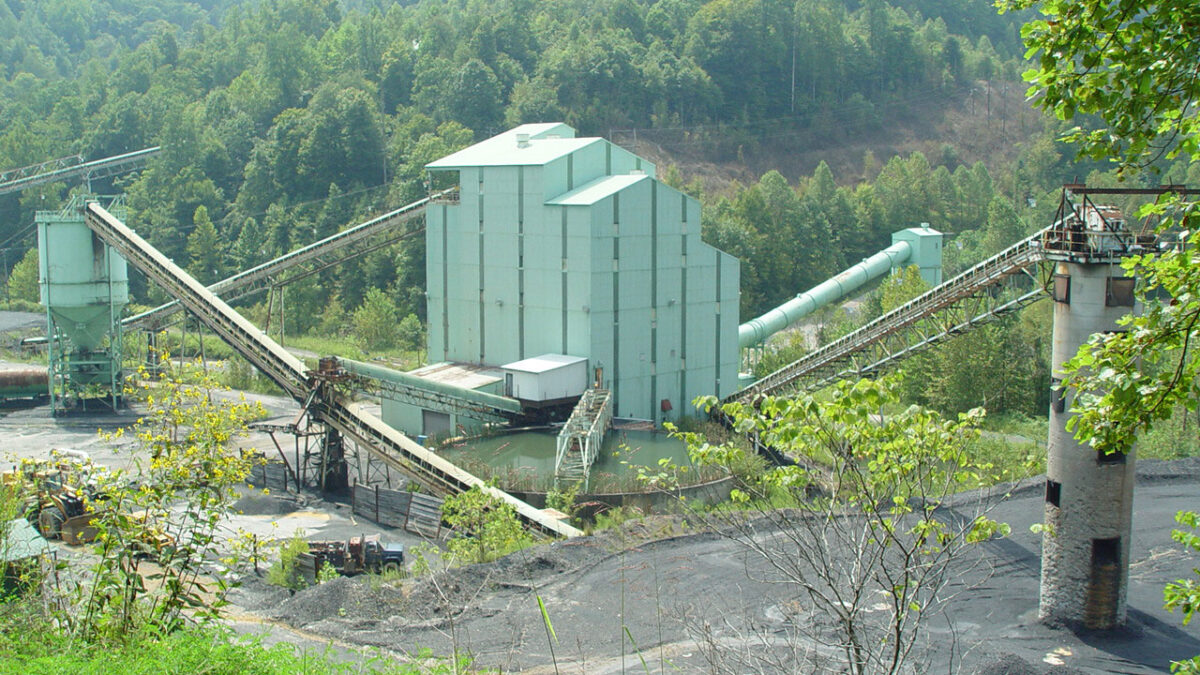 Photograph of a coal washer in Kentucky.