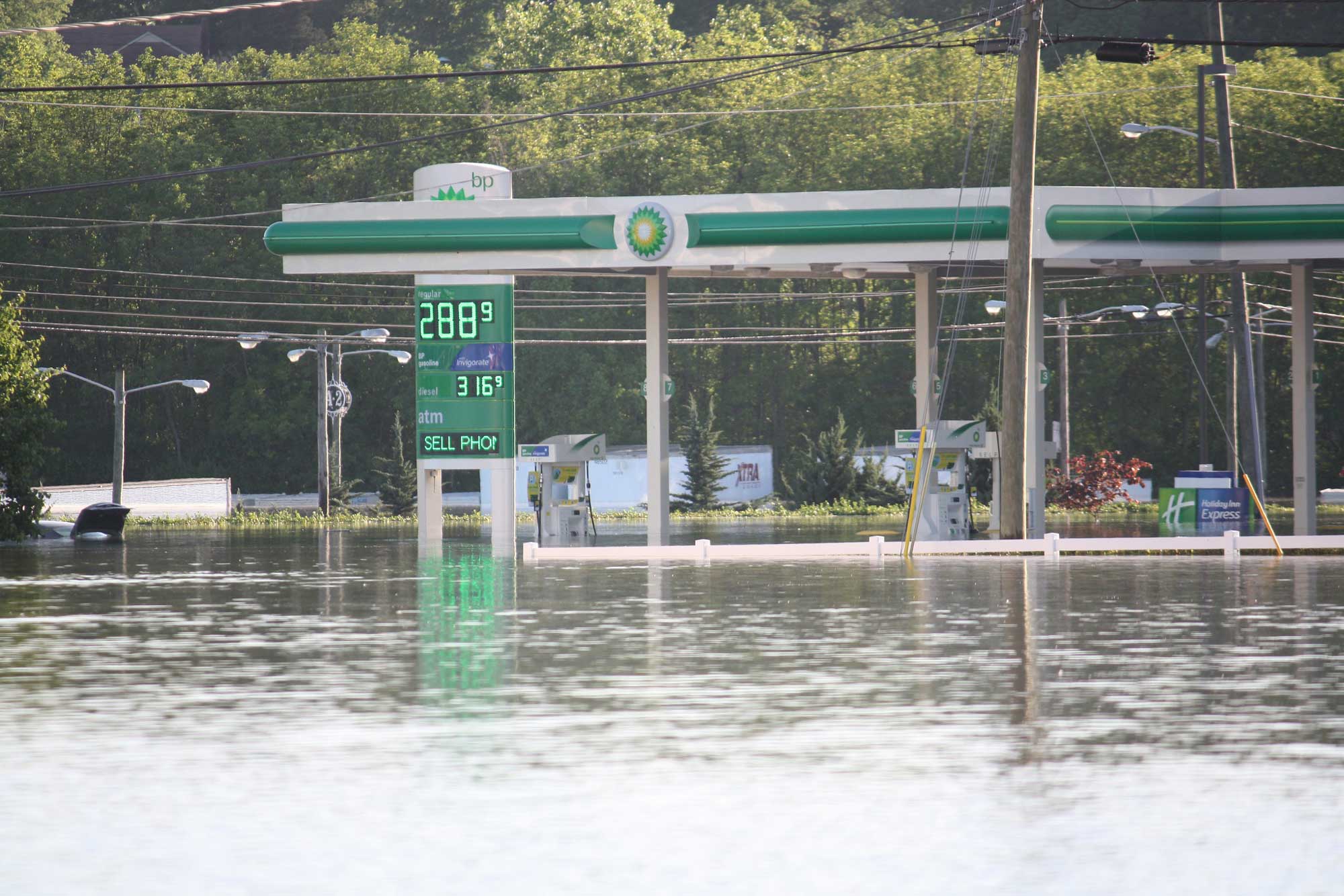 Photograph of a flooded gas station in 2010 in Nashville, Tennessee.