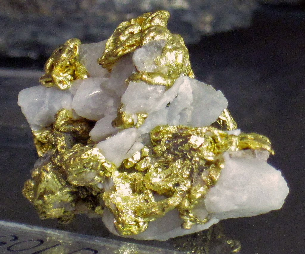 Photograph of a sample of gold and quartz from Utah.