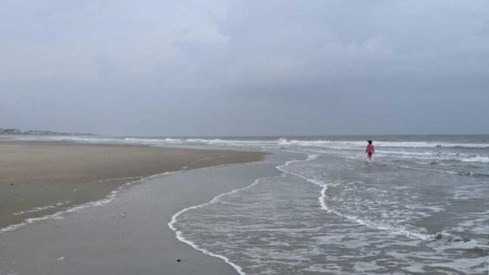Photograph of a beach along the Atlantic coastline of South Carolina.