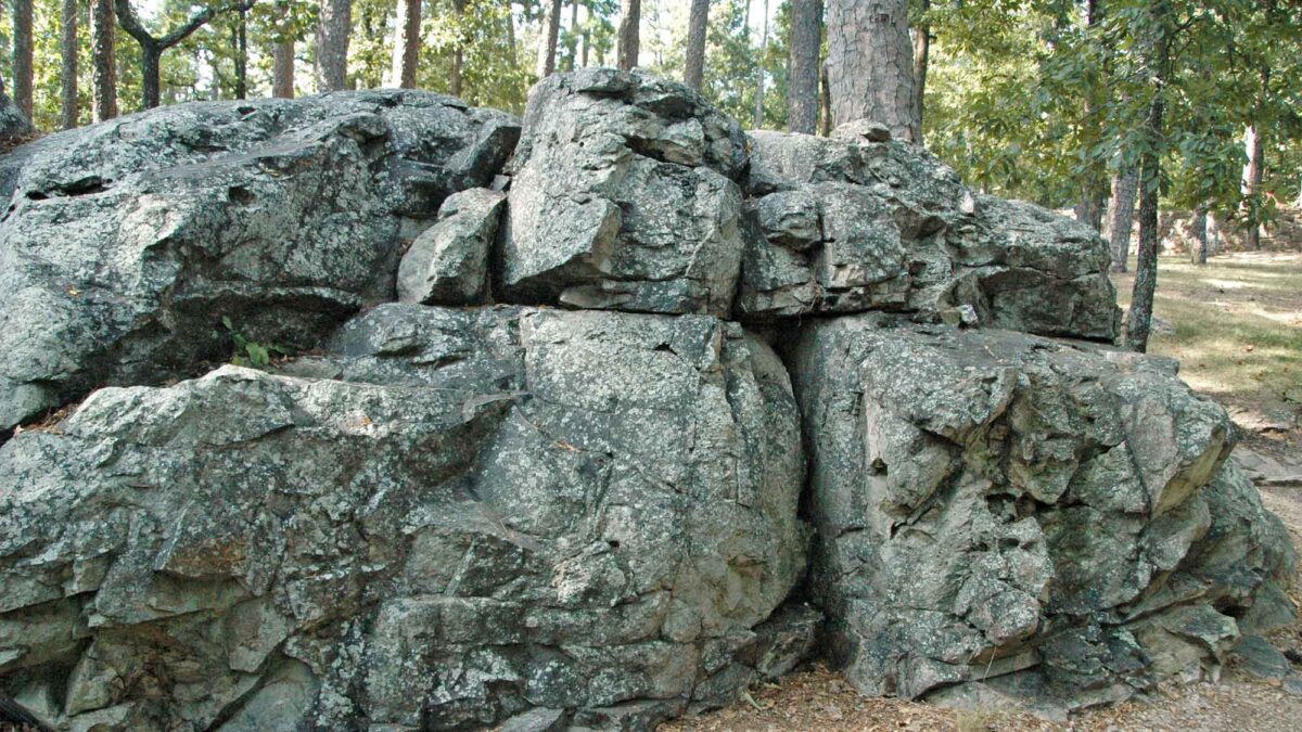 Photograph of an outcrop of Arkansas Novaculite, a metachert in the ZigZig Mountains of Arkansas.