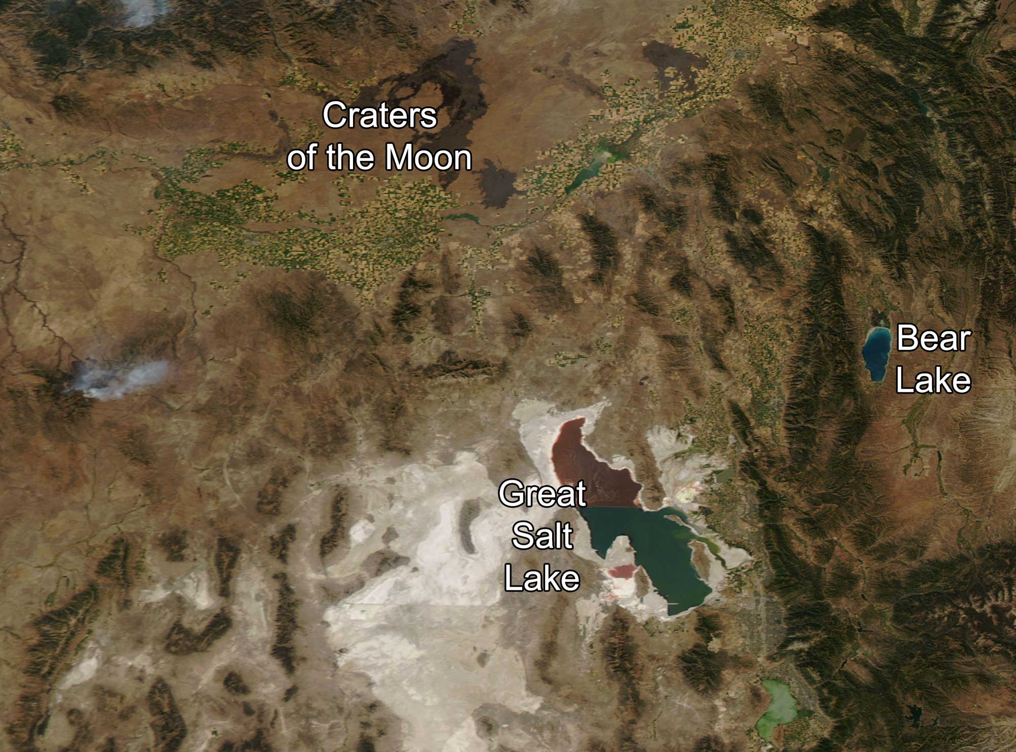 Satellite photograph of the Basin and Range region on the Idaho-Utah border. The photo shows the Great Salt Lake (bottom, center-right), Craters of the Moon (top, center left), and Bear Lake (right) as well as the roughly parallel ranges making up the basin and range province.
