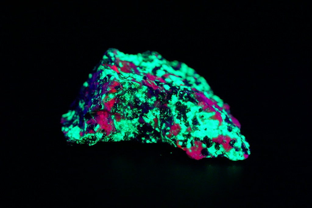 Photograph of a sample of the mineral Willemite shown under ultraviolet light.